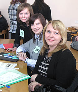  Ученицы и учитель: (слева направо) А. Дудник, А. Костюченко, М. Натыкач 