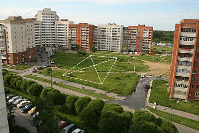 На обозначенном месте планируется построить многоэтажный дом (Фото Юрия Шестернина)