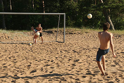 Новинка купального сезона — установленные футбольные ворота на пляже в Липово. Теперь, вероятно, к любителям пляжного волейбола добавятся любители пляжного футбола (Фото Юрия Шестернина)