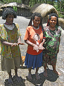  После смерти родственника женщины Папуа отрезают себе фалангу пальца 