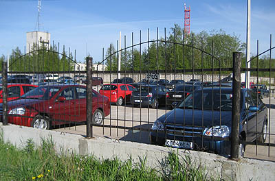  Даже металлическая ограда автостоянки не гарантирует сохранности автомобиля (Фото Станислава Селина)