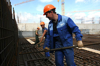  Студенты из трудового отряда «Сосновый Бор» вяжут арматуру на объектах турбинного острова ЛАЭС-2 (Фото Юрия Шестернина)
