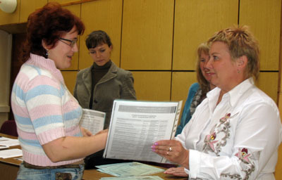 Ученики получили сертификаты об окончании курса. (Фото Натальи Козарезовой)
