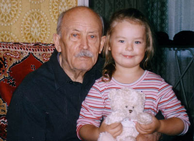 Николай Дмитриевич Найденков с внучкой Наташей 