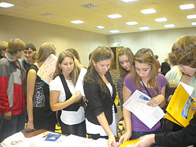  Школьники получили материалы об учебных заведениях. 