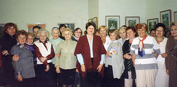 Группа здоровья в Художественном музее. В центре — директор музея З. Долгополова. (Фото Л.И.Павловой)