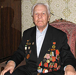  Владиславу Васильевичу в июле исполнится 85 лет, но он по-прежнему, как и в молодости, готов постоять за Родину (Фото Александра Варламова)
