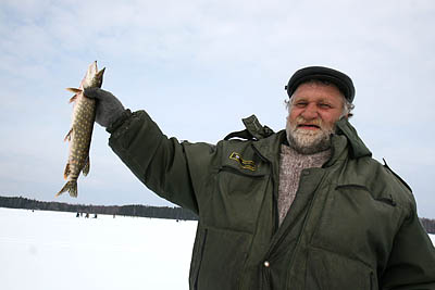  С. Макаров знает, как поймать на Копанском озере щуку — на жерлицу. Жалко, вне конкурса (Фото Юрия Шестернина)