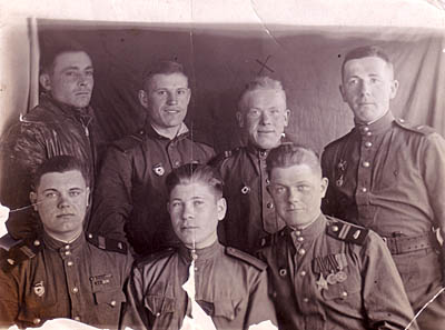  На коллективной фотографии И. Веселов второй в верхнем ряду. Фото сделано в 1946 году в Наро-Фоминске Московской области. 