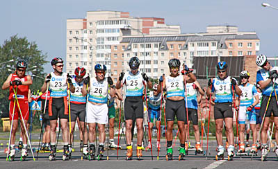  Участники самого многочисленного по количеству соревнующихся заезда сверяют часы и готовятся к старту (Фото Наталии Погудиной)