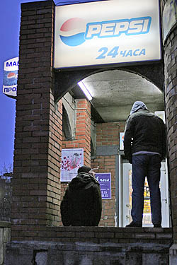  Жители требуют, чтобы этот магазин у дома № 29 по проспекту Героев был закрыт (Фото Нины Князевой)