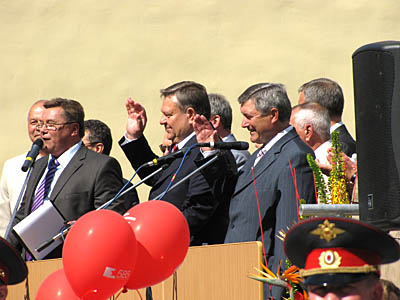  В. Сердюков и И. Хабаров приветствуют участников шествия (Фото Ирины Алексеевой)