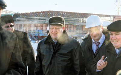  Строительную площадку ЛАЭС-2 губернатор В. Сердюков (в центре) назвал одной из главных точек роста Ленинградской области (Фото Юрия Шестернина)