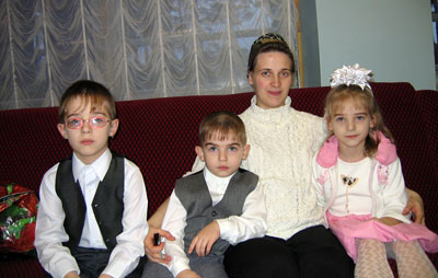Никита, Лиза и Андрей Кравцовы с мамой Ольгой Владимировной.<br> А дома остались еще Саша и годовалая Настя. (Фото Ю. Викториновича)