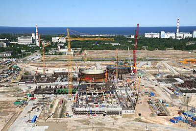  Вид на стройплощадку атомной станции с 90-метровой высоты строящейся градирни (Фото Юрия Шестернина)