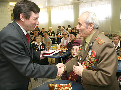  В эти предпраздничные дни И. Буркецов, как и более тысячи сосновоборцев-ветеранов, получили памятную медаль и теплый плед в подарок (школа № 2) (Фото Юрия Шестернина)