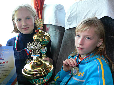  Юные бегуньи Кристина Савченко и Анастасия Колесник возвратились домой с призами (Фото Любови Дедюхиной)