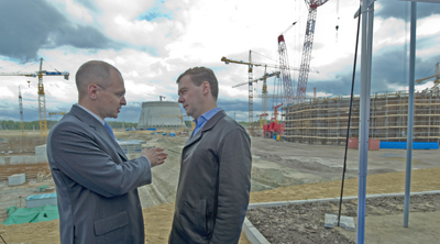  С. Кириенко ознакомил Д. Медведева с состоянием дел на строительной площадке ЛАЭС-2. (Фото Сергея Гунеева)