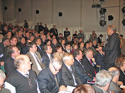  На общественных слушаниях, состоявшихся в нашем городе в феврале 2007 года, сосновоборцами было задано немало вопросов. (Фото Нины Князевой)
