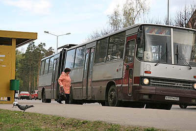 Не пройдет и полчаса, как автобус подъедет к пассажирам. Тем редким, которые еще ждут (Фото Юрия Шестернина)