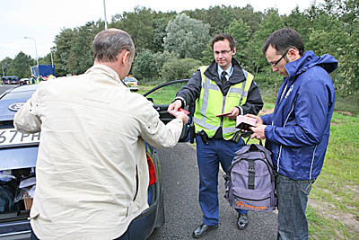  Проверка документов во время планового рейда полиции на автобане (Фото Юрия Шестернина)