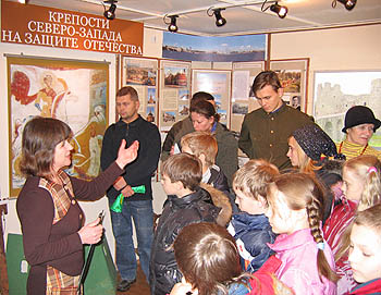  Директор музея Славы З. Манько знакомит с новой экспозицией (Фото Ю. Викториновича)