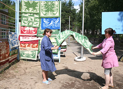  Пока идет ремонт внутри детского сада, сотрудники просушивают на жарком солнышке одеяла и матрасы(Фото Юрия Шестернина)