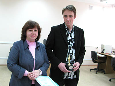 Стать победителем С. Кавешникову помогла руководитель проекта, учитель физики Е. Смирнова(Фото Виктора Поповичева)