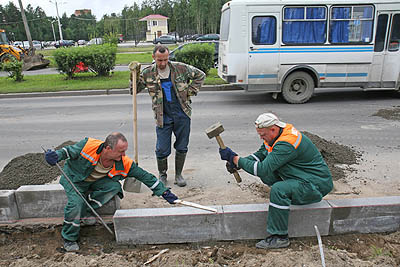 Дорожный ремонт в этом году начался с замены бордюрного камня на улице Петра Великого. (Фото Юрия Шестернина)