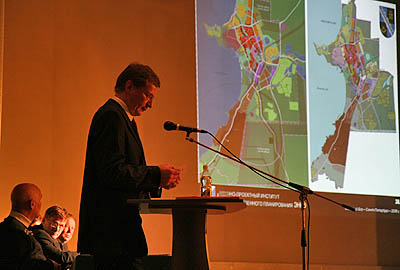  Главный архитектор города отвечает на вопросы участников (Фото Юрия Шестернина)