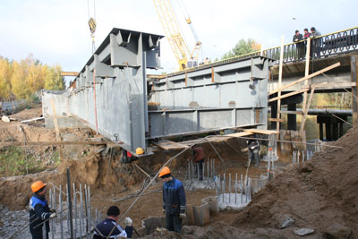  Новый мост через Коваш обретает зримые черты. (Фото Юрия Шестернина)