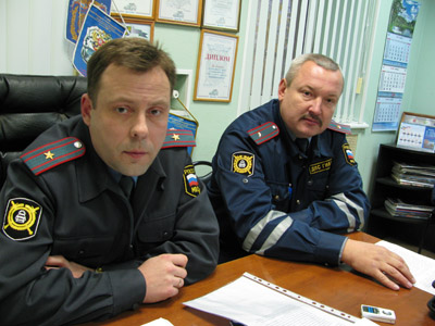  Начальник ОГИБДД В. Иванов (слева) и старший инспектор ДПС Ю. Муравьев озвучили пугающие цифры статистики. (Фото Виктора Поповичева)