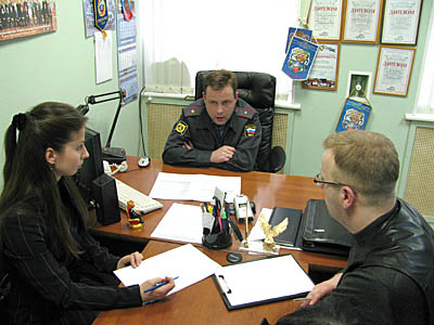  Начальник ГИБДД В. Иванов (в центре) дал советы и родителям, и детям. (Фото Виктора Поповичева)