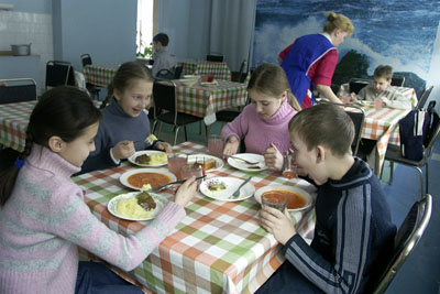 В силах школы сделать питание и вкусным, и полезным. (Фото Юрия Шестернина, архив «Маяка»)
