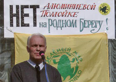 Г. Алмазов выступает на митинге противников строительства алюминиевого завода. (Фото Нины Князевой, архив «Маяка»)