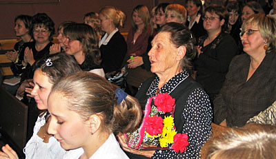 Среди зрителей — Н. Громова, учитель с полувековым стажем. (Фото Нины Князевой)