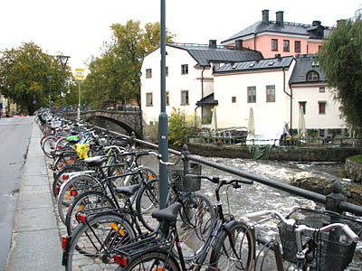  Такие «стройные ряды» велосипедов в Швеции — привычная картина для шведов. (Фото Натальи Дмитриевой)