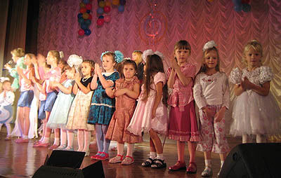  Из сосновоборских детских коллективов выступили «Контрасты» и «Радуга» (Фото Станислава Селина)