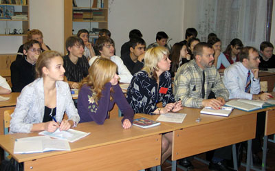 Десятиклассники школы № 7 и преподаватели института на семинаре-зачете. (Фото Нины Князевой)