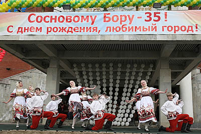 Молодежь тоже любит народные танцы (на сцене — «Задоринки») (Фото Юрия Шестернина)