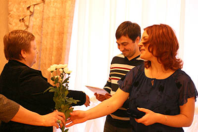  Цветы и памятная медаль семье Черемисиновых — из рук заместителя главы администрации И. Алексеевой (Фото Юрия Шестернина)