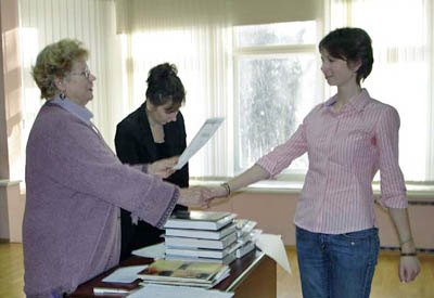 Карина Лаансалу получает диплом за третье место в областной олимпиаде по литературе в центре «Интеллект». (Фото с сайта intellect.lokos.net)