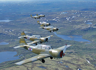 Сосновоборские летчики и в небе не забывают о земных делах (Фото из архива А. Евкайкина)