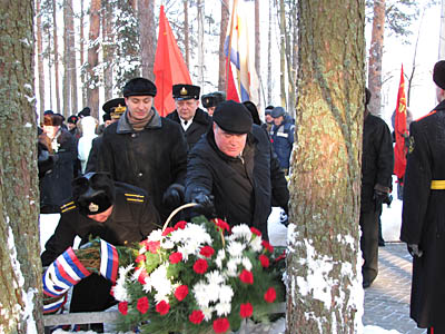  К обелискам мемориала были возложены венки и цветы (Фото Юрия Викториновича)