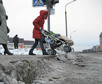  Труднее всего преодолеть высокий бордюр мамам с колясками (Фото Юрия Шестернина)