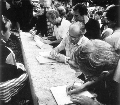 7 июля 1988 года. Сосновоборцы ставят подписи под обращением в защиту «Белых песков». (Фото И. Р. Кобозева)