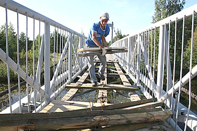  Не так давно, в сентябре 2009 года, висячий мост через Коваш был отремонтирован. Надолго ли его хватит, если по нему будут ездить на мототехнике? (Фото Юрия Шестернина, архив «Маяка»)