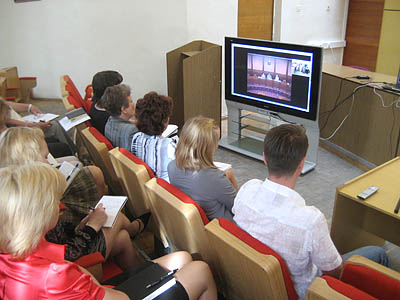  Лектор — в Санкт-Петербурге, слушатели — в Сосновом Бору (Фото Станислава Селина)