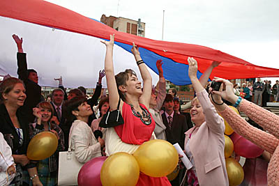  Прикоснуться к флагу — традиция сосновоборских выпускников (Фото Юрия Шестернина)