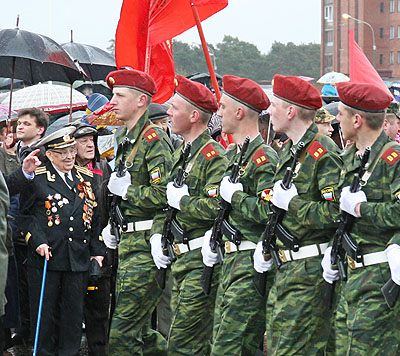 Торжества начались парадом войск. (Фото Юрия Шестернина)